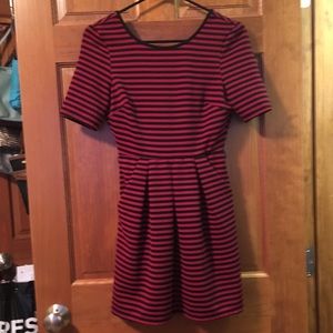 Super cute stripped dress with pockets!